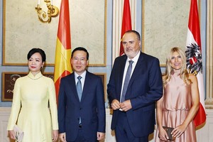 President Vo Van Thuong (second from left), Governor of the Austrian state of Burgenland Hans Peter Doskozil (second from right) and their spouses pose for a joint photo on July 25. (Photo: VNA)