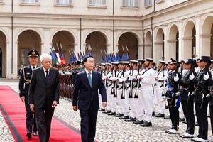 Italian President Sergio Mattarella (L) chairs an official welcome ceremony for Vietnamese President Vo Van Thuong. (Photo: VNA)