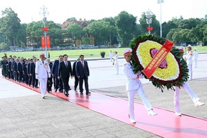 Party and State leaders pay tribute to President Ho Chi Minh at the mausoleum in Hanoi on July 27. (Photo: VNA)