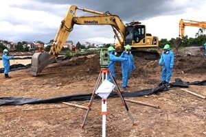 Cleaning up dioxin-contaminated soil at Bien Hoa air base (Photo: USAID)