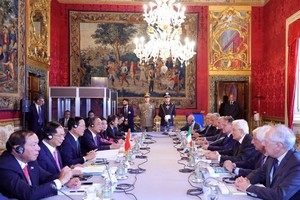 President Vo Van Thuong and Italian President Sergio Mattarella attend a meeting. (Photo: TTXVN)