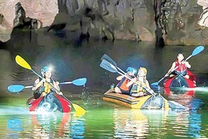Tourists discover Phong Nha cave in Quang Binh province (Photo:nhandan.vn)