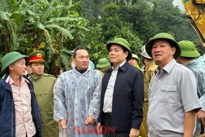 Deputy Prime Minister Tran Luu Quang (2nd, R) comes to the scene of the fatal landslide in Bao Loc Pass, the Central Highlands province of Lam Dong to conduct search and rescue activities. (Photo: SGGP)