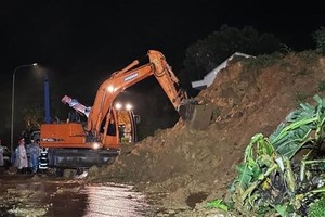 Rescue forces work throughout the night to search for victims of the landslide (Photo: VNA) 