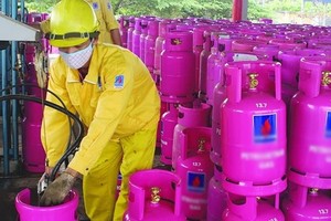 Since the beginning of this year, domestic gas prices have decreased five times in January, March, April, June, and July and gone up three times in February, May, and August. (Photo: vietnamnet.vn)