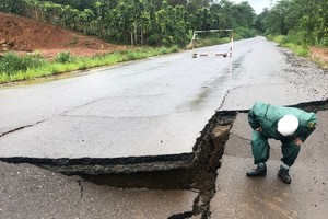 Downpours also triggered prolonged subsidence on a section of the bypass in the south of Bao Loc City, running through Loc Son Ward. (Photo: SGGP)