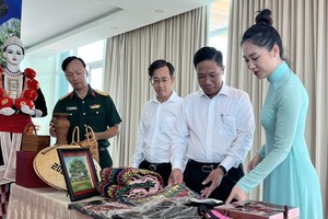 Delegates attend an exhibition of typical products of Tuyen Quang Province at the conference. (Photo: SGGP)