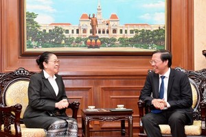 Chairman of the HCMC People’s Committee Phan Van Mai receives outgoing Laotian Consul General to HCMC Phimpha Keomixay on August 8. (Photo: SGGP)