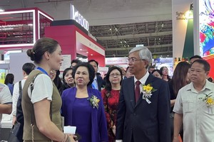Vice Chairman of the HCMC People’s Committee Vo Van Hoan (2nd, R) meets Russian businesses at the expo. (Photo: SGGP)