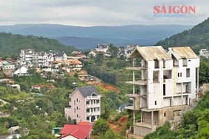 A building work closely locates to a mountain cliff. (Photo: SGGP)