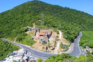 Hai Van Gate sits at the top of the Hai Van Pass on the border of Thua Thien-Hue Province and Da Nang City. Located at nearly 500 meters above sea level, the gate is not only historical evidence but also an attraction that is expected to draw a lot of tourists to Da Nang and Thua Thien – Hue.