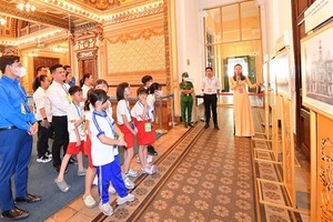The sightseeing tour of the headquarters of the People's Committee and People's Council of HCMC offers people a glimpse into the 114-year-old- building. (Photo: SGGP)