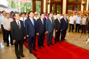 State President Vo Van Thuong and former Party and State leaders offer incense to pay tribute to late President Ton Duc Thang in An Giang province on August 19. (Photo: SGGP)