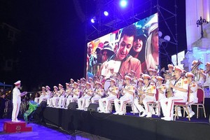 A performance at the Cach Mang Thang Tam (August Revolution) square in front of the Hanoi Opera House (Photo: SGGP)