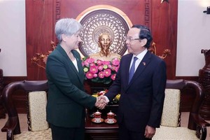 Secretary of the Party Committee of HCMC Nguyen Van Nen (R) shakes hands with Australian Minister for Foreign Affairs Penny Wong (Photo: VNA)