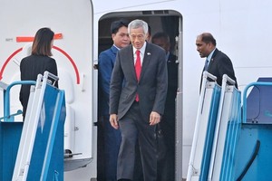 Singapore Prime Minister Lee Hsien Loong and the delegation of the country arrive in Hanoi on August 27 evening. (Photo: SGGP)