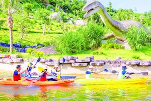Nui Than Tai Hot Springs Park Tourist Area introduces kayak sailing service. (Photo: SGGP)