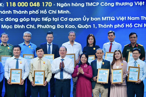 Vice Secretary of the HCMC Party Committee Nguyen Ho Hai and Chairwoman of the Vietnam Fatherland Front (VFF) of HCMC Tran Kim Yen receive donations from organizations and individuals in the program held in 2022. (Photo: SGGP)