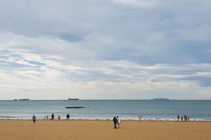 A beach in Quy Nhon City with a few tourists (Photo: SGGP)