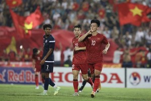 Thanh Nhan (Number 10) scores the 4th goal for Vietnam in the match against Guam. (Photo: VNA)
