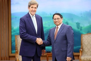 PM Pham Minh Chinh (R) and US Special Presidential Envoy for Climate John Kerry at their meeting in Hanoi on September 9 (Photo: VNA)