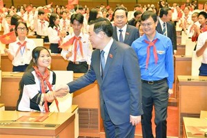 National Assembly Chairman Vuong Dinh Hue attends the first "Children's National Assembly" hypothetical session (Photo: VNA)