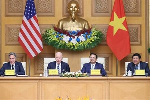 Vietnamese Prime Minister Pham Minh Chinh (second from right) and US President Joseph Robinette Biden Jr. (second from left) attend the two countries' high-level conference on investment and innovation in Hanoi on September 11. (Photo: VNA)