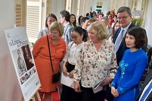 People visit the photo exhibition featuring the life and career of French scientist Louis Pasteur. (Photo: hcmcpv)