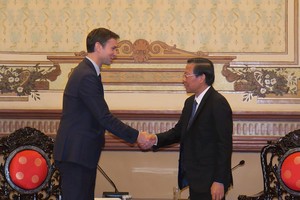 Chairman of the People’s Committee of HCMC Phan Van Mai (R) receives IMF Resident Representative in Vietnam Jochen Schmittmann (Photo: hcmcpv)
