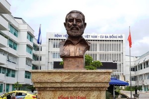 A statue of President Fidel Castro installed in the Vietnam-Cuba Hospital in Quang Binh province (Photo: SGGP)