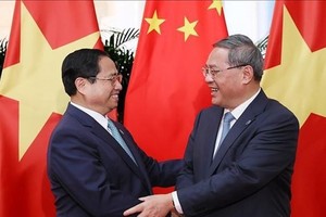 Prime Minister Pham Minh Chinh (L) and Chinese Premier Li Qiang. (Photo: VNA)