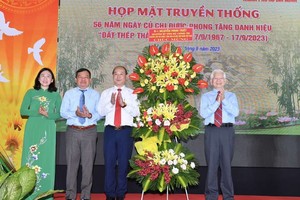 Former State President Nguyen Minh Triet (R) attends the ceremony. (Photo: SGGP)