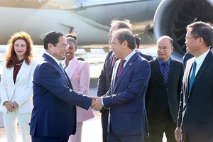 Vietnamese Ambassador to the US Nguyen Quoc Dung (front row, second from right) welcomes Prime Minister Pham Minh Chinh (front row, first left) in San Francisco. (Photo: VNA)