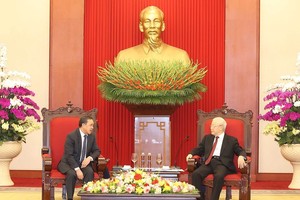 Party General Secretary Nguyen Phu Trong (R) receives outgoing Lao Ambassador to Vietnam Sengphet Houngboungnuang. (Photo: TTVXN)