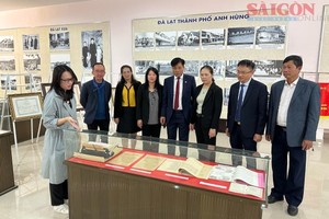 Leaders of Da Lat City visit the exhibition. (Photo: SGGP)