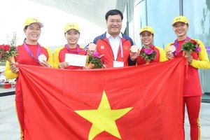 Mr. Dang Ha Viet, Director of the Vietnam Sports Administration, rewards the Vietnamese rowing team for winning the first medal. (Photo: SGGP)