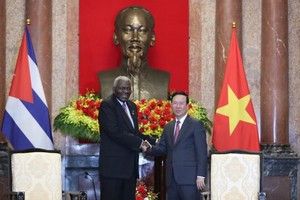 State President Vo Van Thuong (R) receives Chairman of the National Assembly of People's Power of Cuba Esteban Lazo Hernandez at the Presidential Palace in Hanoi on September 25. (Photo: SGGP)