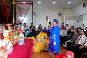Meritorious Artist Huu Danh offers incense to pay tribute to the ancestor of Cai Luong (southern traditional opera) and stage at the traditional theater house in HCMC. (Photo: SGGP)