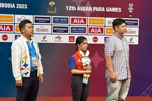 Nguyen Thi Hong receives a gold medal at the 12th ASEAN Para Games.