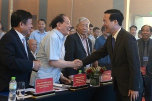 President Vo Van Thuong (first, right) shakes hands with a veteran writer at the first conference of Vietnamese veteran writers in Hai Phong on September 30 (Photo: SGGP)