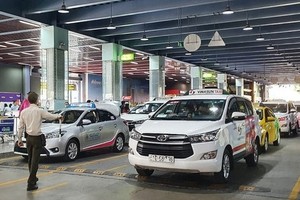 At present, airports across the country, particularly Noi Bai and Tan Son Nhat airports still require drivers to stop at toll booths to pay fees in cash. (Photo: SGGP)