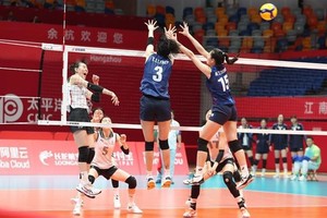 The Vietnamese women's volleyball team beat the Republic of Korea 3-2 in the group stage on October 1, advancing to the second round (Photo: VNA)