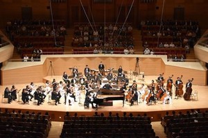 For the first time in history, a symphony orchestra consisting of 60 Vietnamese and Japanese artists has performed under the baton of a Vietnamese conductor. (Photo: VNA)