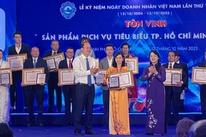 Vice Secretary of the HCMC Party Committee Nguyen Ho Hai presents certificates of merit to entrepreneurs. (Photo: SGGP)