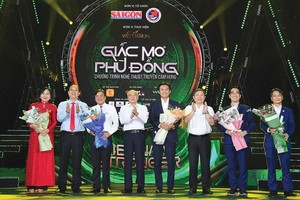 Vice Secretary of the HCMC Party Committee Nguyen Ho Hai (2nd, L) and city's leaders offer flowers to the organization board. (Photo: SGGP)