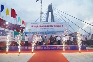 Prime Minister Pham Minh Chinh attended the main bridge connection ceremony of the My Thuan Bridge 2 on October 14. (Photo: SGGP)