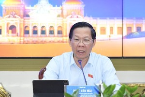 Chairman of the People’s Committee of the city Phan Van Mai, head of the HCMC delegation of National Assembly (NA) deputies speaks at the event. (Photo: SGGP)