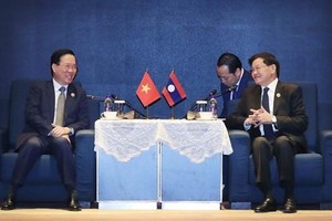 At the meeting between Vietnamese President Vo Van Thuong (L) and General Secretary of the Lao People’s Revolutionary Party and President of Laos Thongloun Sisoulith. (Photo: VNA)