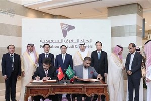 Vietnamese and Saudi tourism companies sign a cooperation agreement. (Photo: VNA)