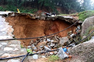 Landslides cause dangerous deep hole on the coastal defense route in Ha Tinh. (Photo: SGGP)